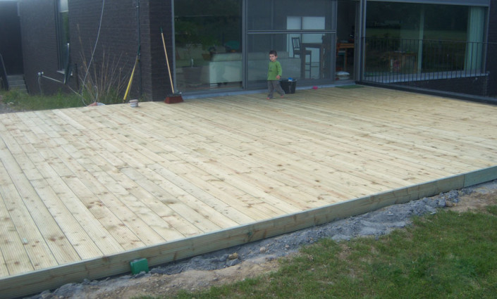 Houten terras Houten terras bij een woning – buitenschrijnwerk van DEREVO