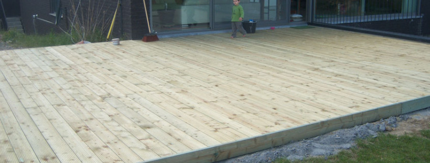 Houten terras bij een woning – buitenschrijnwerk van DEREVO