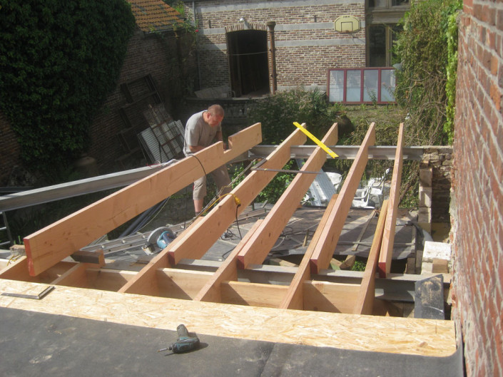 Buitenconstructie in opbouw Houten buitenconstructie tijdens de opbouw